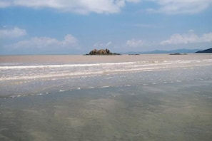 Unclassified image, 5 of 32, button - Shengsi Haiwaxiaozhuang Inn (Shengsi)