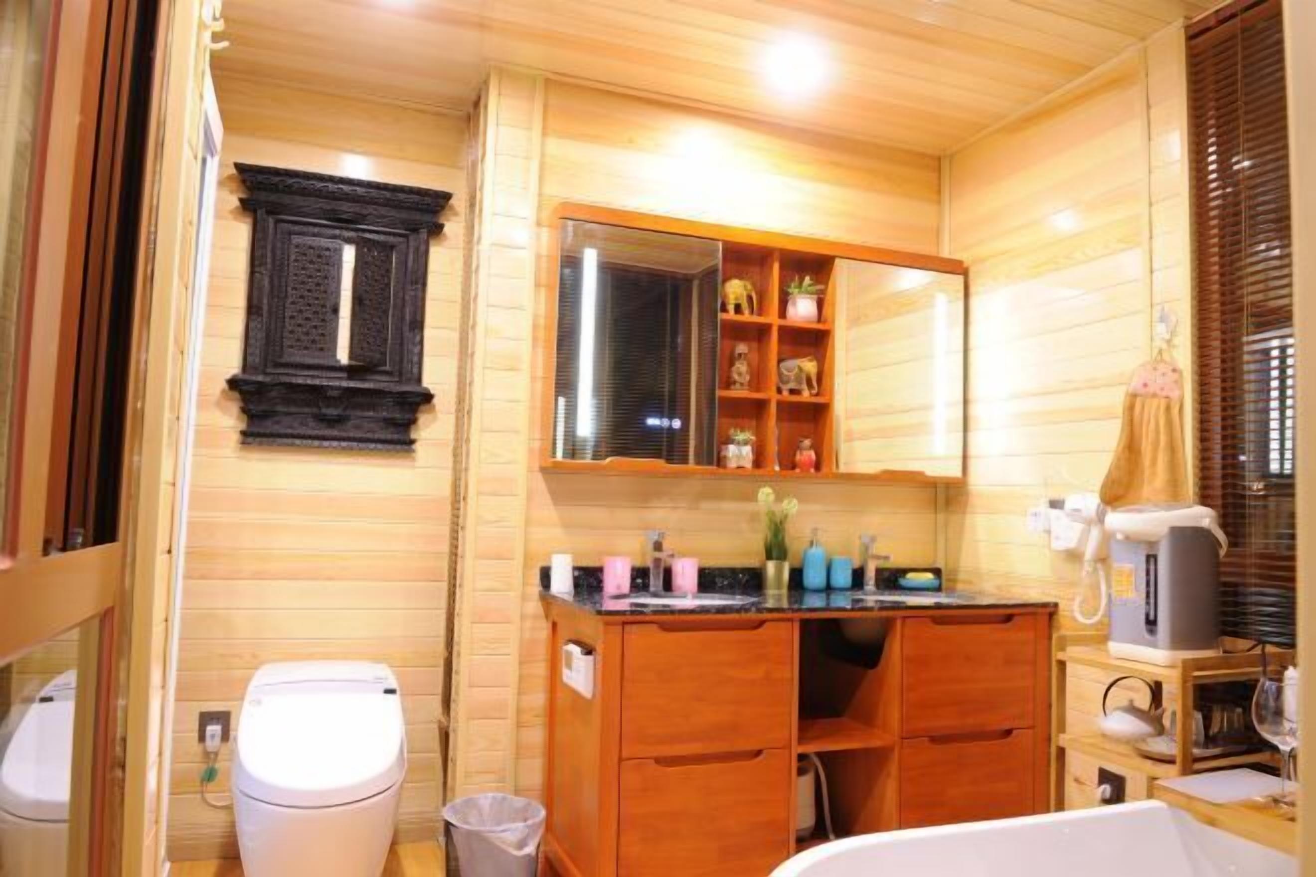 Une petite salle de bain comprenant des toilettes, un lavabo et un miroir.