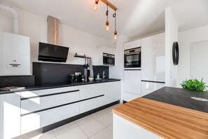 Køleskab, mikrobølgeovn, ovn, kogeplade