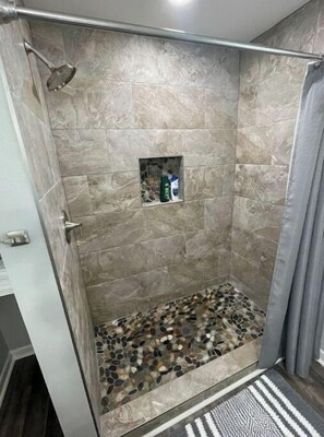 Shower, towels, soap, shampoo - Olivia Bay House! (Port Lavaca)
