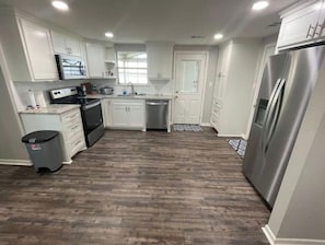 Frigorífico, microondas, horno y placa de cocina