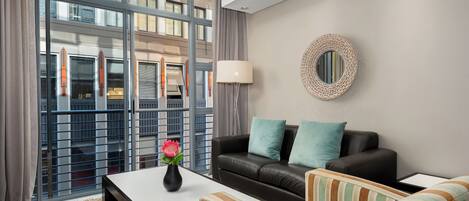 Zimmersafe, laptopgeeigneter Arbeitsplatz, Bügeleisen/Bügelbrett