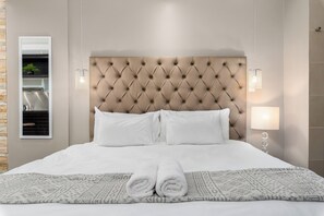 In-room safe, laptop workspace, iron/ironing board, free WiFi