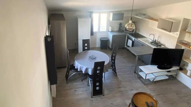 A compact living space with a dining area, kitchenette, and a small seating area. - T1 in Blaye (Blaye)