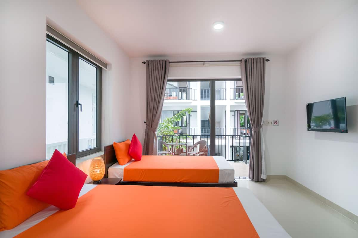 Selimut bulu angsa, minibar, brankas, dan meja kerja