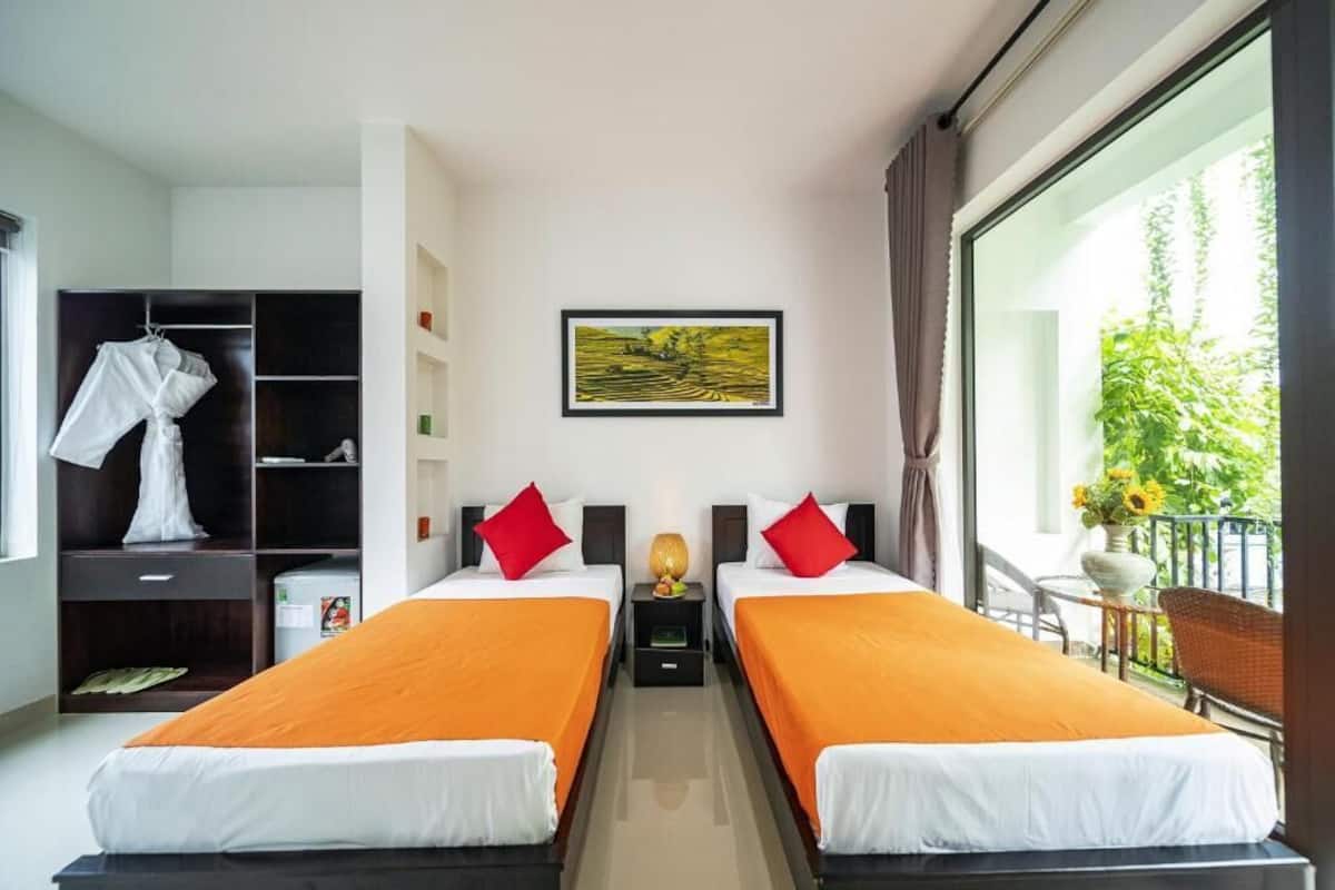 Selimut bulu angsa, minibar, brankas, dan meja kerja