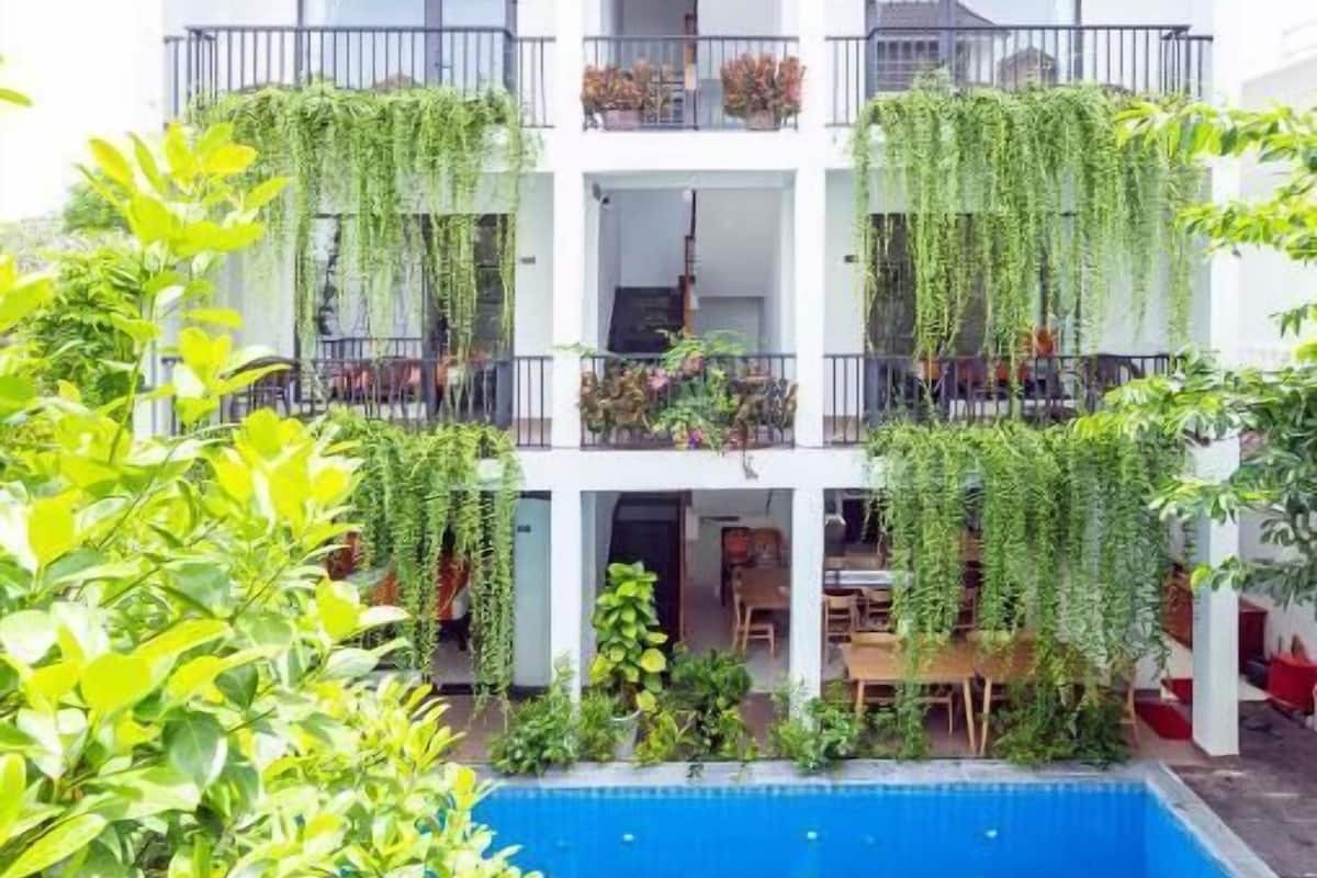 Selimut bulu angsa, minibar, brankas, dan meja kerja