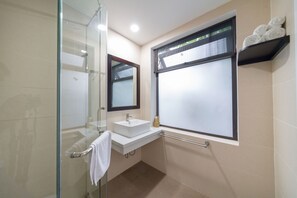 Douche à « effet pluie », sèche-cheveux, chaussons, bidet