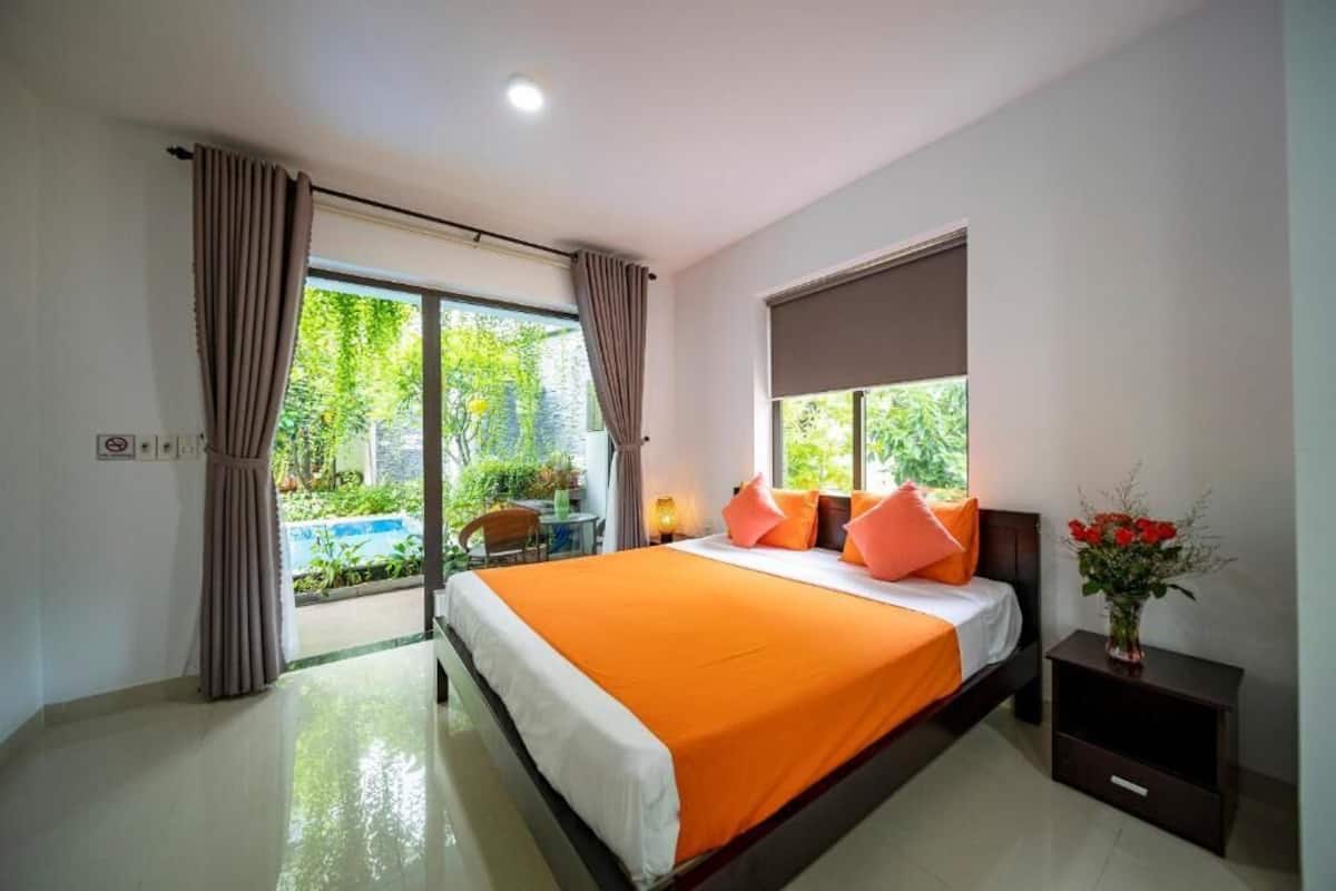 Selimut bulu angsa, minibar, brankas, dan meja kerja