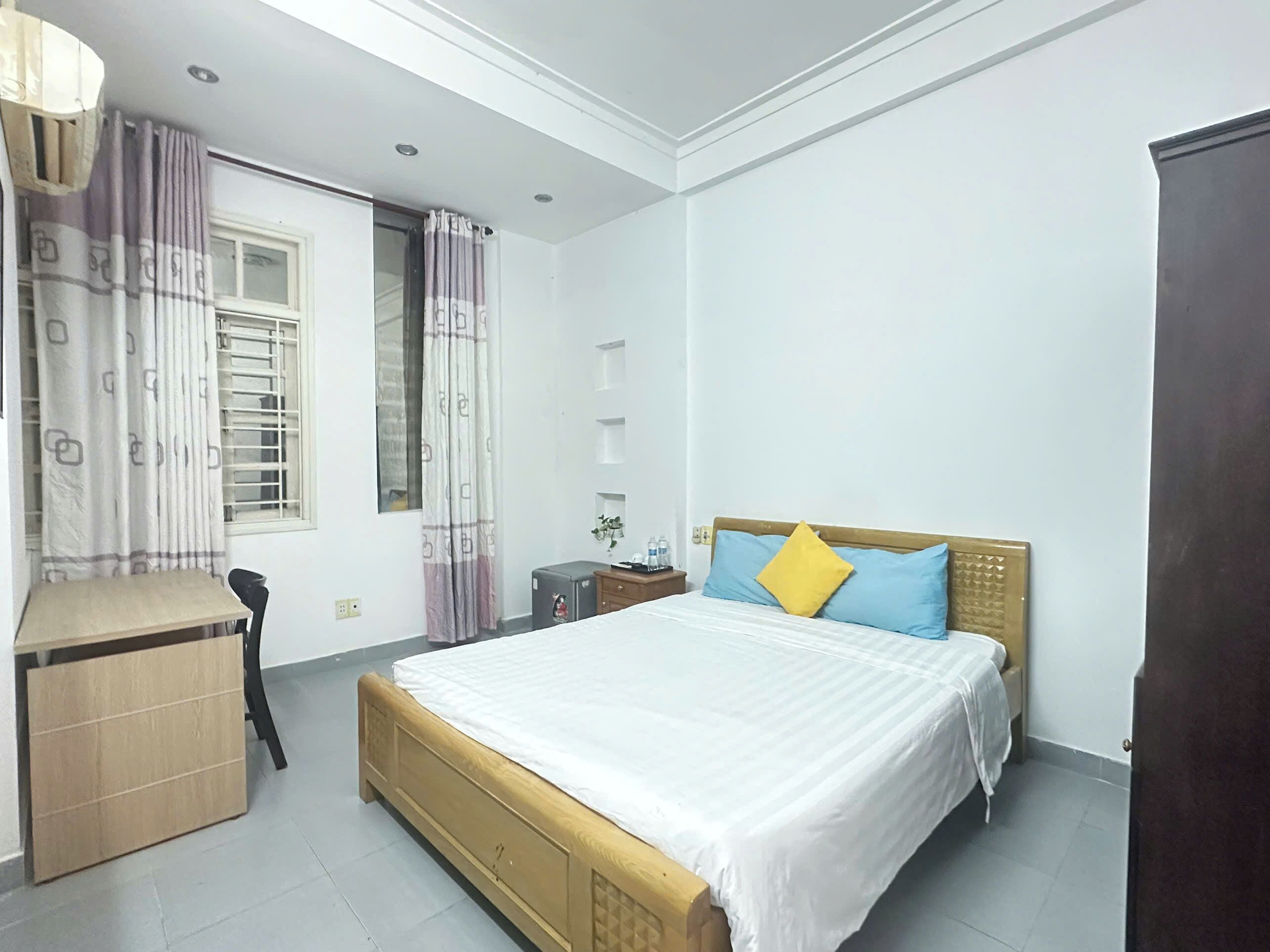 Standaard tweepersoonskamer | Donsdekens, een minibar, een kluis op de kamer, een bureau