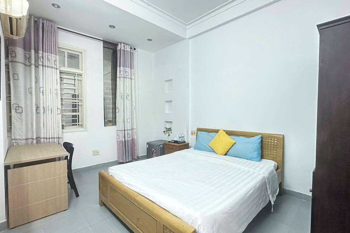 Kamar Double Standar | Selimut bulu angsa, minibar, brankas, dan meja kerja