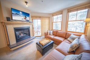 Living area - Silver Mill 8220 (Keystone)