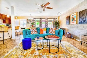 Smart TV, videojuegos, mesa de ping pong, libros