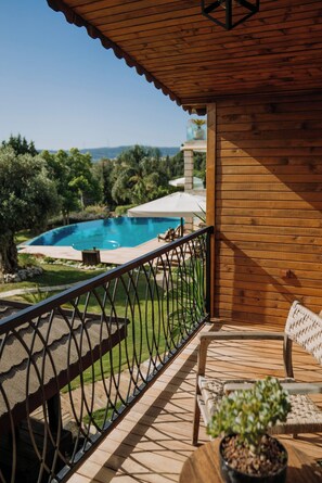 Exclusive Süit, Sigara İçilmez, Havuz Manzaralı | Balkon manzarası