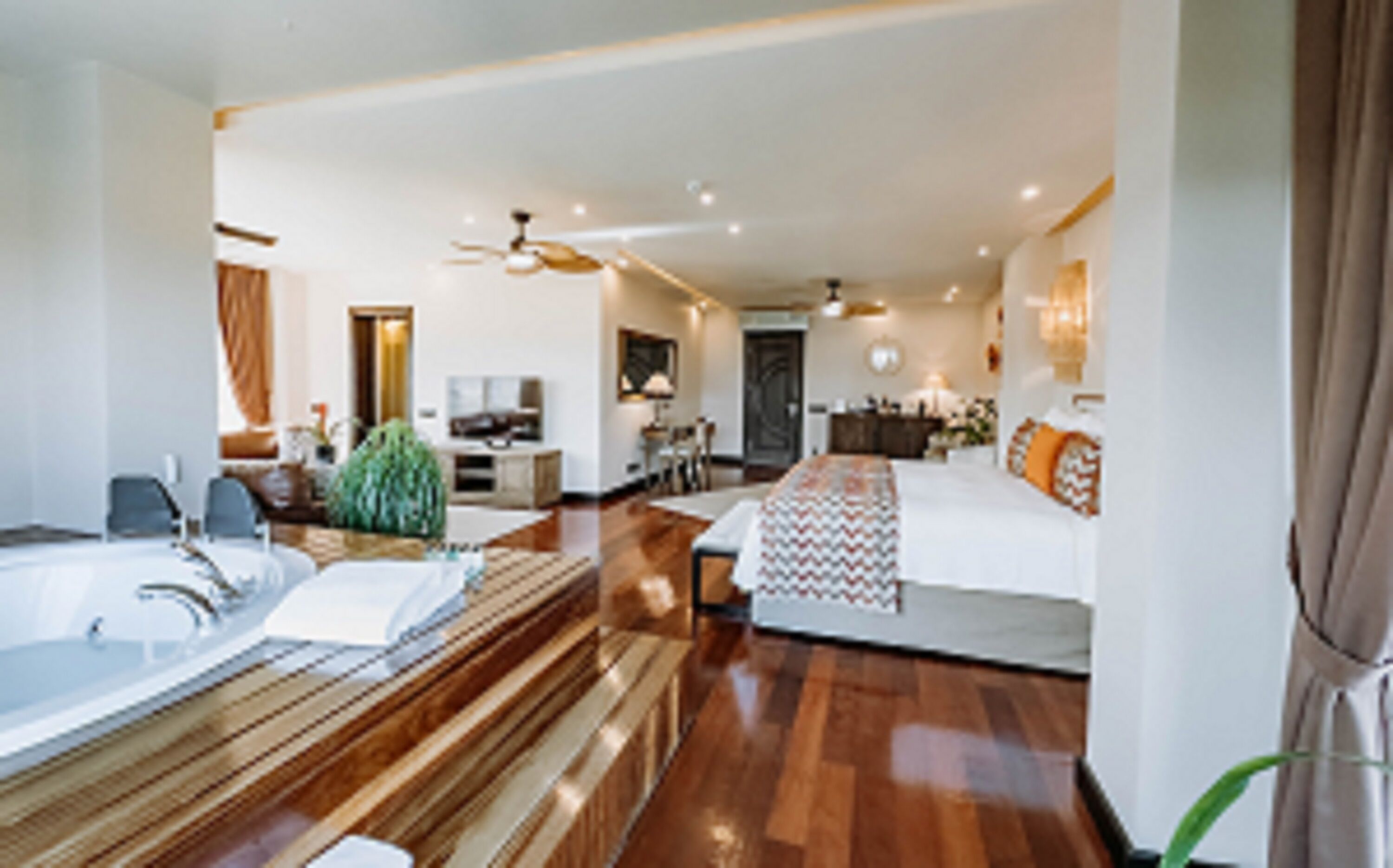 Presidential-Zimmer | Bettwäsche aus ägyptischer Baumwolle, hochwertige Bettwaren, Minibar