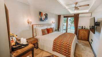 Un dormitorio con cama, mesita de noche y vistas al exterior.