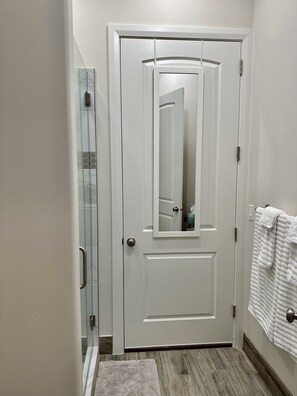 Een douche, een haardroger, handdoeken, zeep