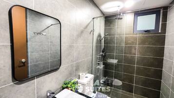 Deluxe suite, 2 slaapkamers | Badkamer | Een douche, een regendouche, een haardroger, pantoffels