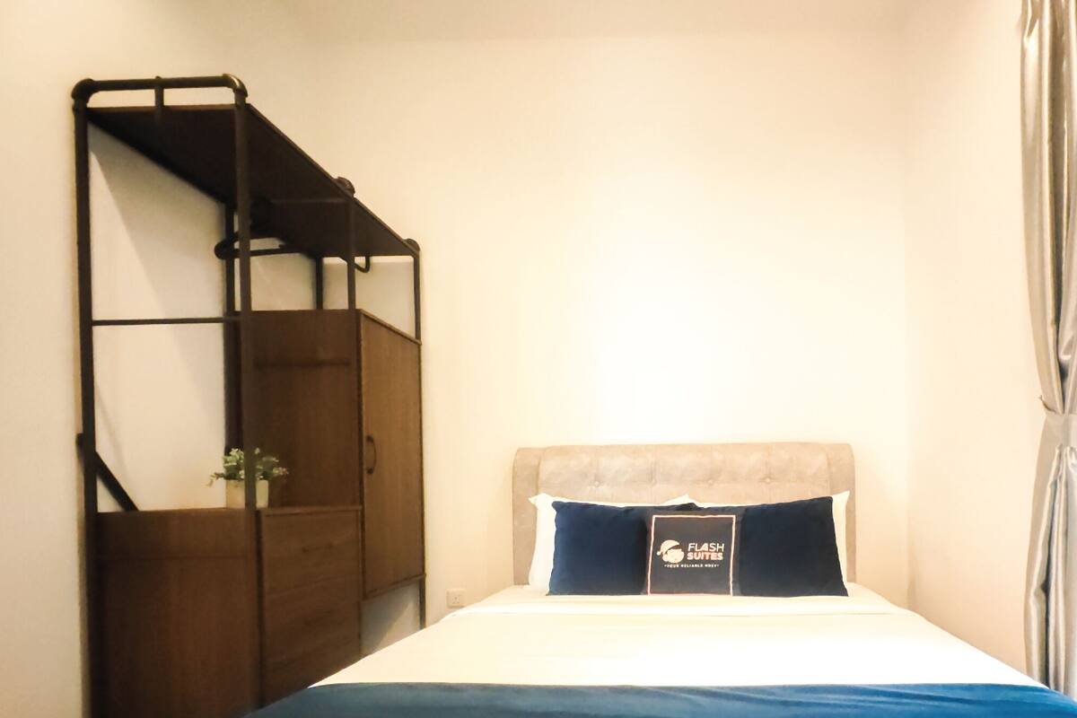 Suite exclusiva, 3 habitaciones | 2 habitaciones, espacio para trabajar con laptop y cortinas blackout