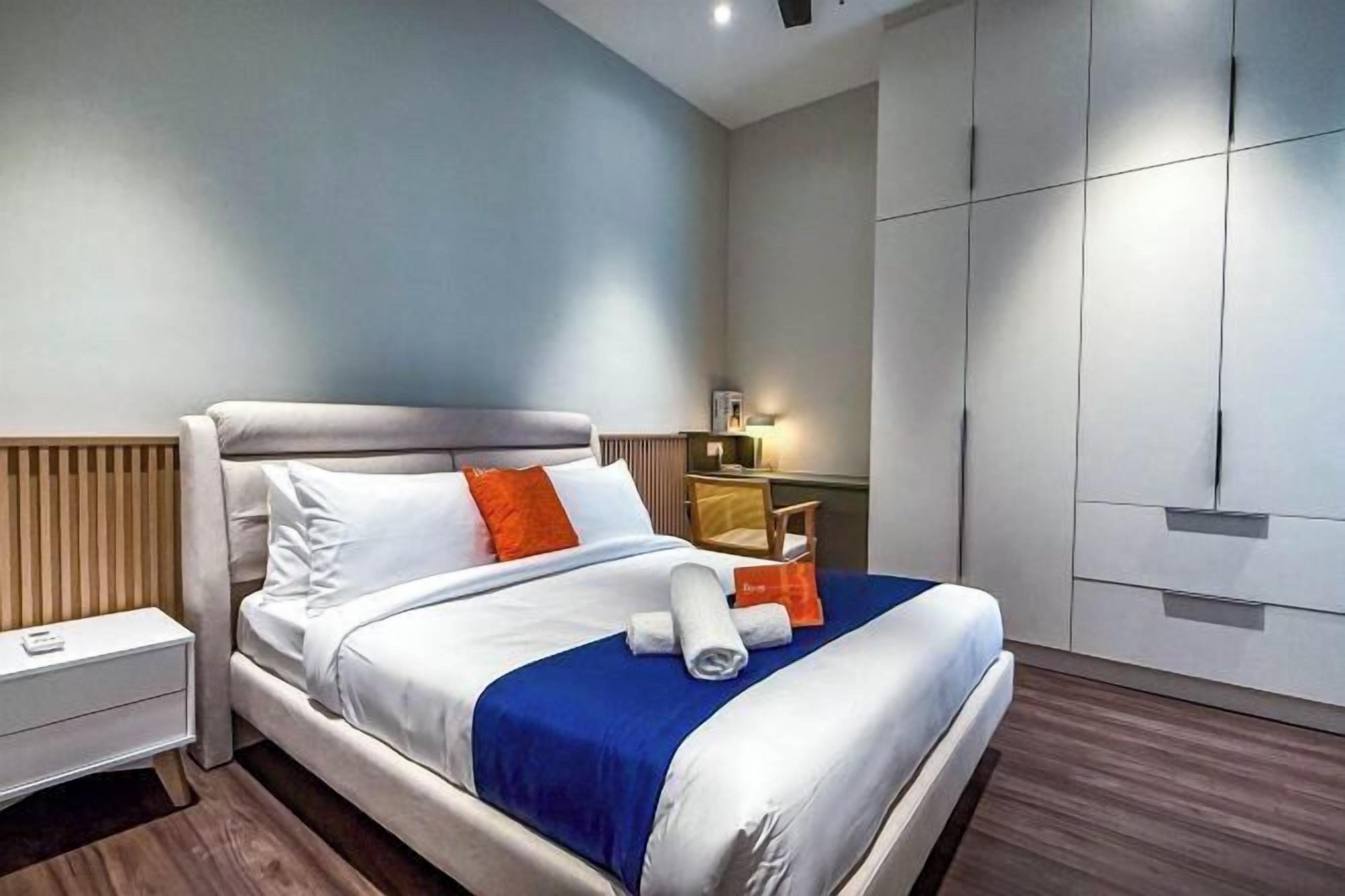 Skrivebord for bærbar PC, blendingsgardiner og strykejern/-brett