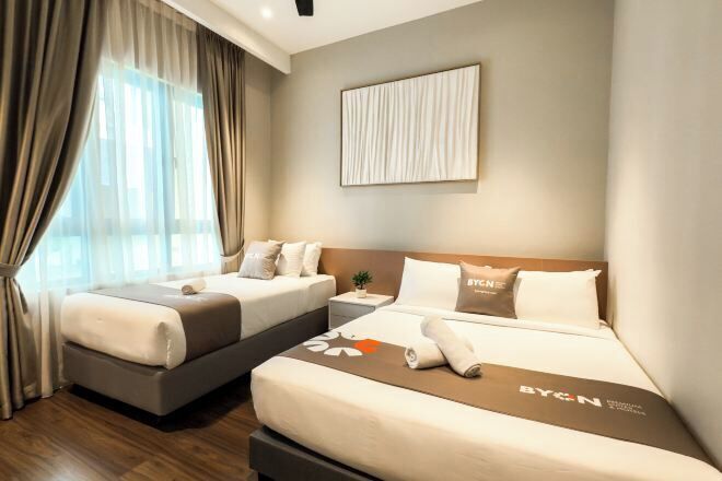 ノートパソコン用作業スペース、遮光カーテン、アイロン / アイロン台、ベッドシーツ