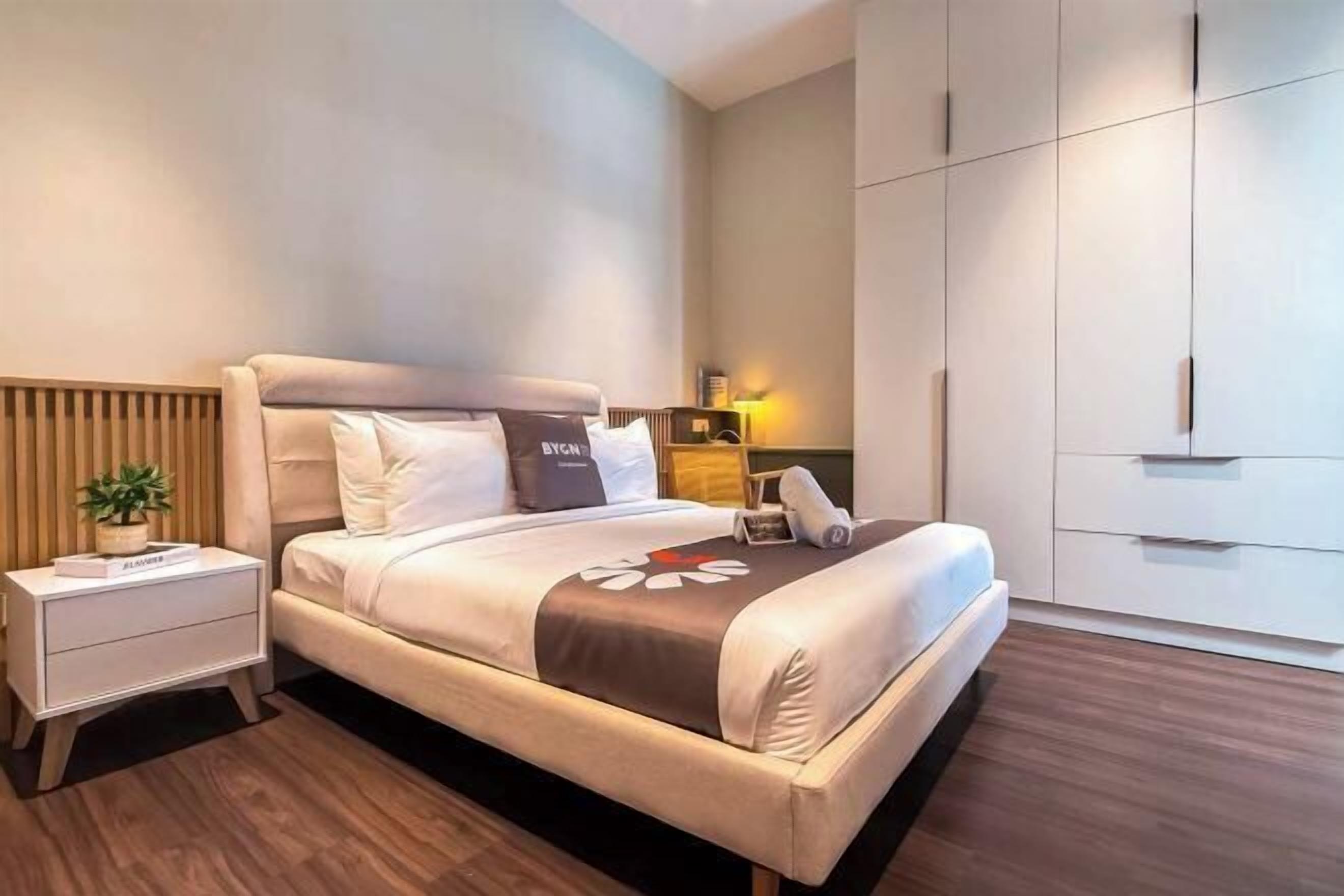 Espacio para trabajar con laptop y cortinas blackout 