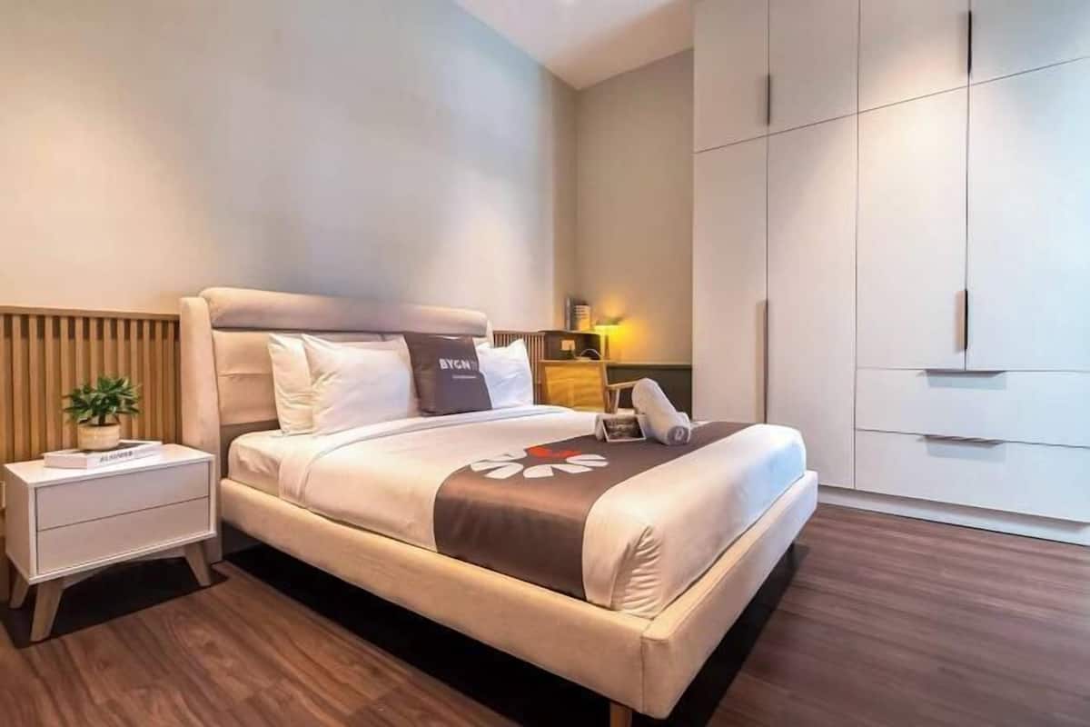 Espacio para trabajar con laptop y cortinas blackout