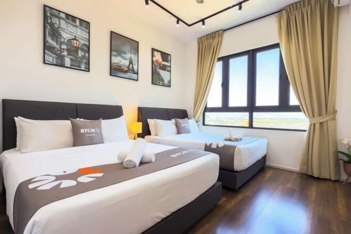 Espacio para trabajar con laptop y cortinas blackout