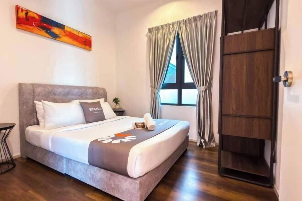 Espacio para trabajar con laptop y cortinas blackout