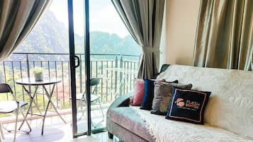 Suite Eksklusif, 3 kamar tidur | Area keluarga | Televisi LED 42-inci dengan saluran TV kabel dan TV