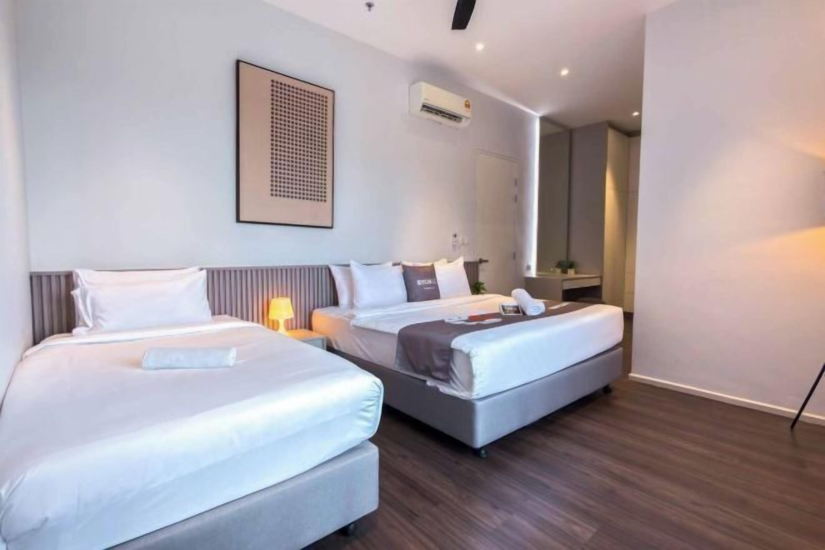 Espacio para trabajar con laptop y cortinas blackout 