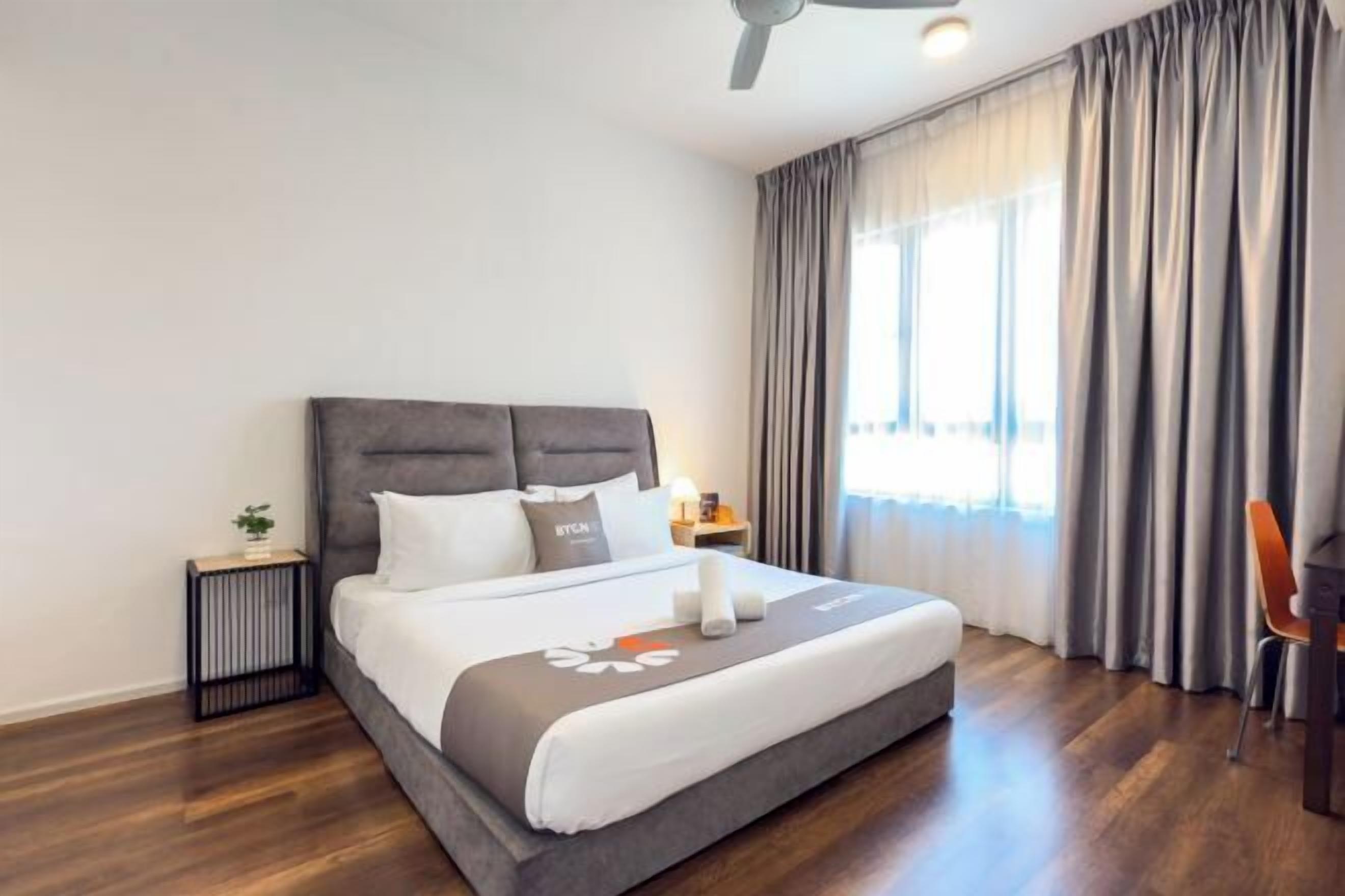 Espacio para trabajar con laptop y cortinas blackout 