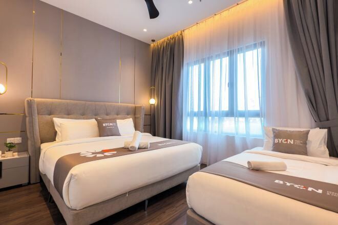 ノートパソコン用作業スペース、遮光カーテン、アイロン / アイロン台、ベッドシーツ