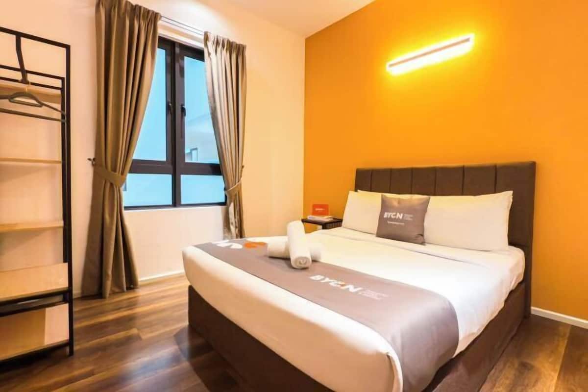 Espacio para trabajar con laptop y cortinas blackout