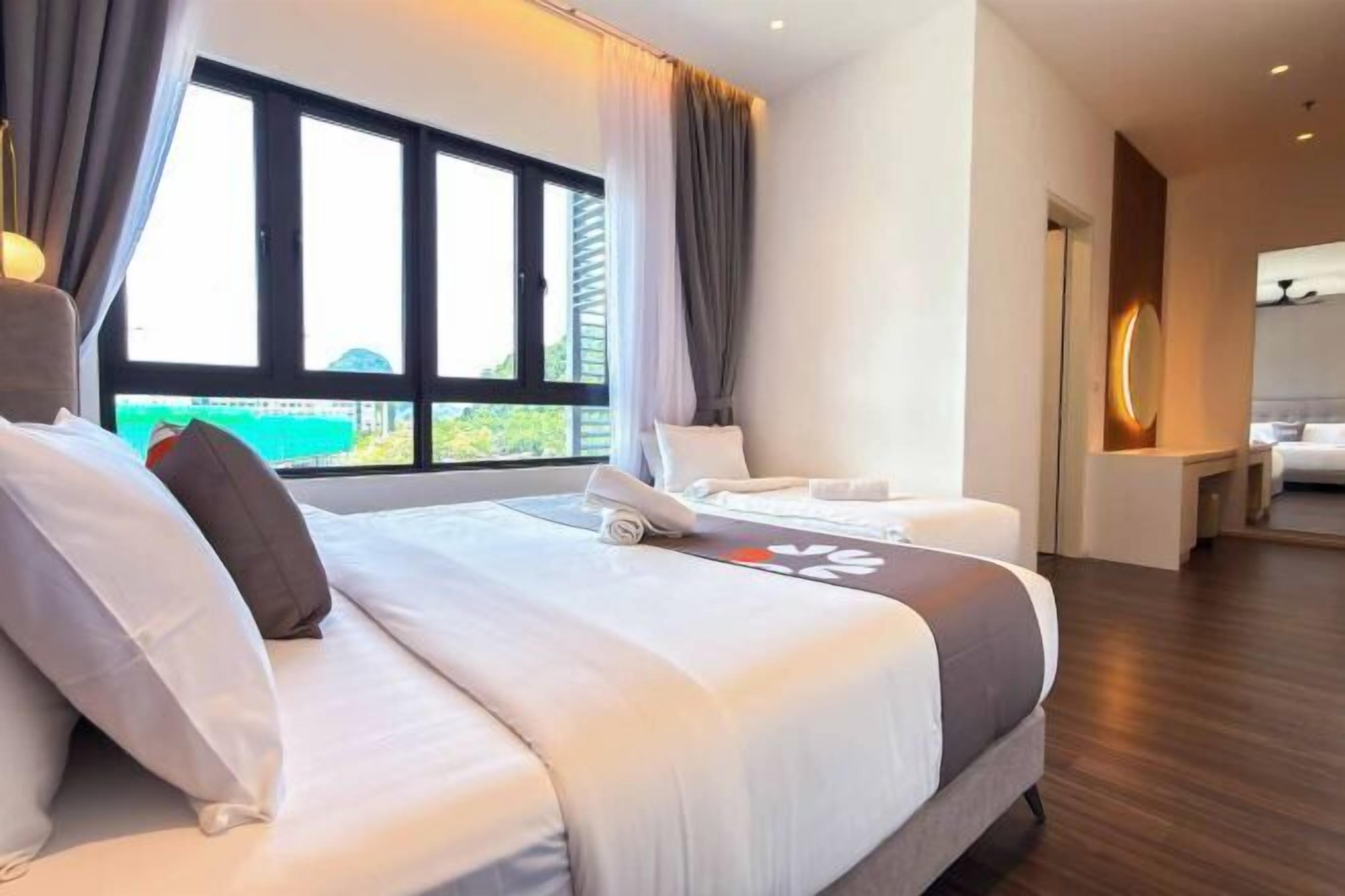 Espacio para trabajar con laptop y cortinas blackout 