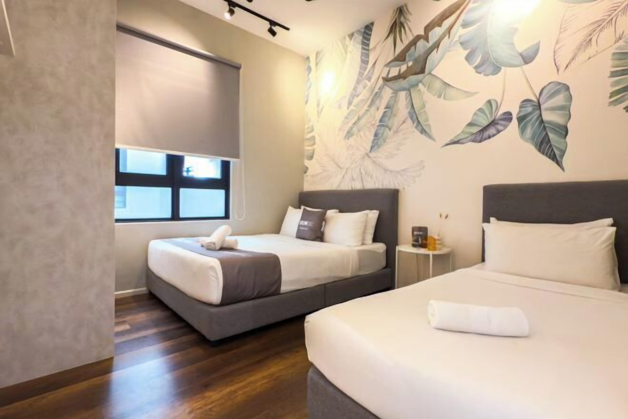 Espacio para trabajar con laptop y cortinas blackout 