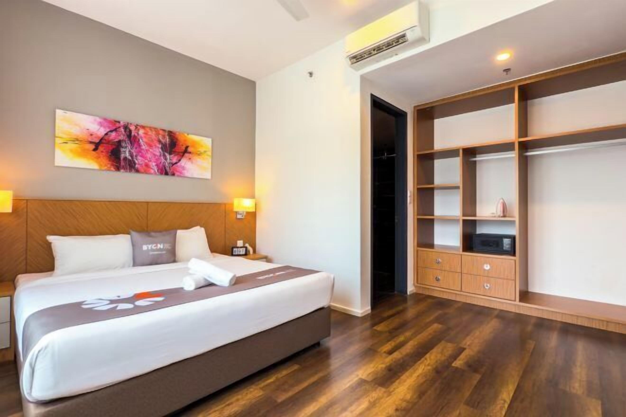 Espacio para trabajar con laptop y cortinas blackout 