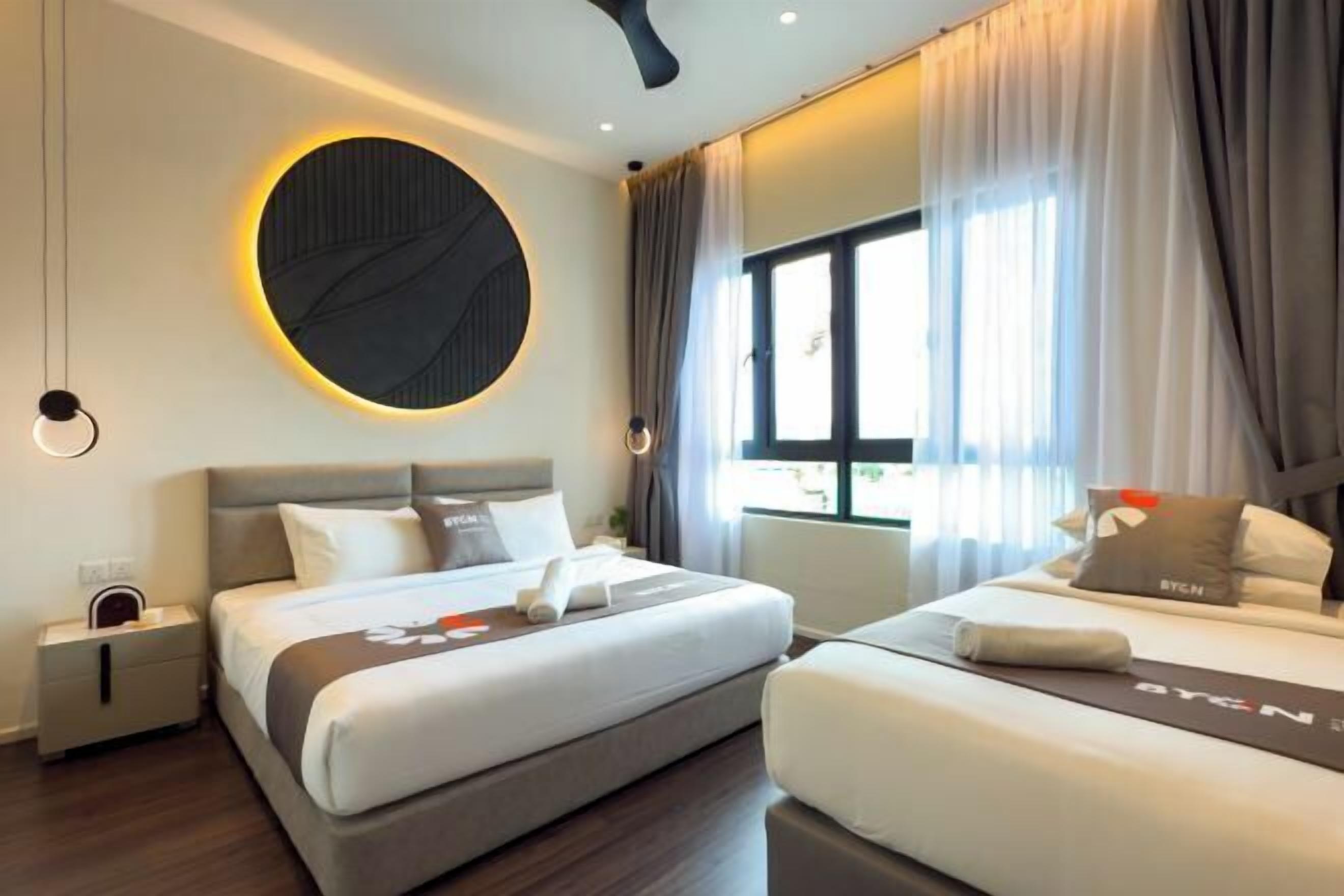 Espacio para trabajar con un portátil y cortinas opacas