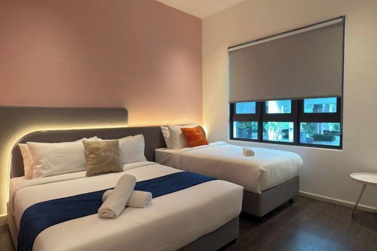 2 bilik tidur, ruang kerja komputer riba, langsir/tirai gelap terus