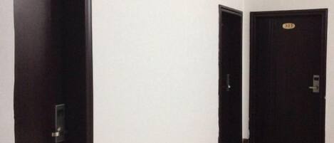 A hallway with two closed doors, one marked with the number 5 and the other with 307.