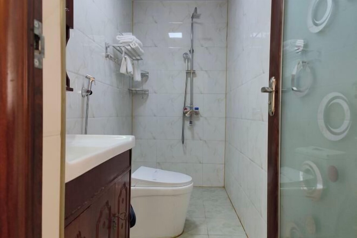 Un baño con inodoro, lavamanos y ducha.