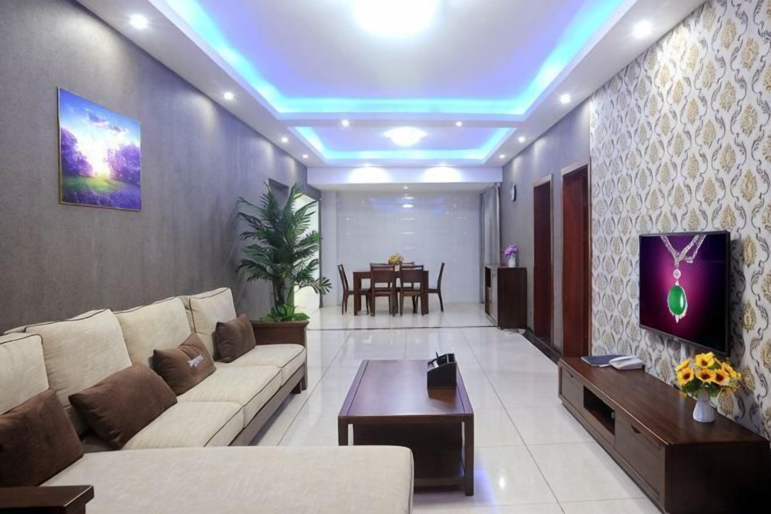 Una sala de estar moderna con sofá, mesa de centro, televisor y papel tapiz estampado.