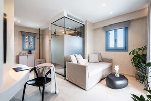 Honeymoon Suite with Plunge Pool & Sea View | Badezimmer | Dusche, Haartrockner, Bademäntel, Hausschuhe