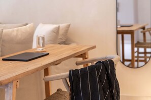 Deluxe Suite with Private Pool & Sea View | Khu phòng khách