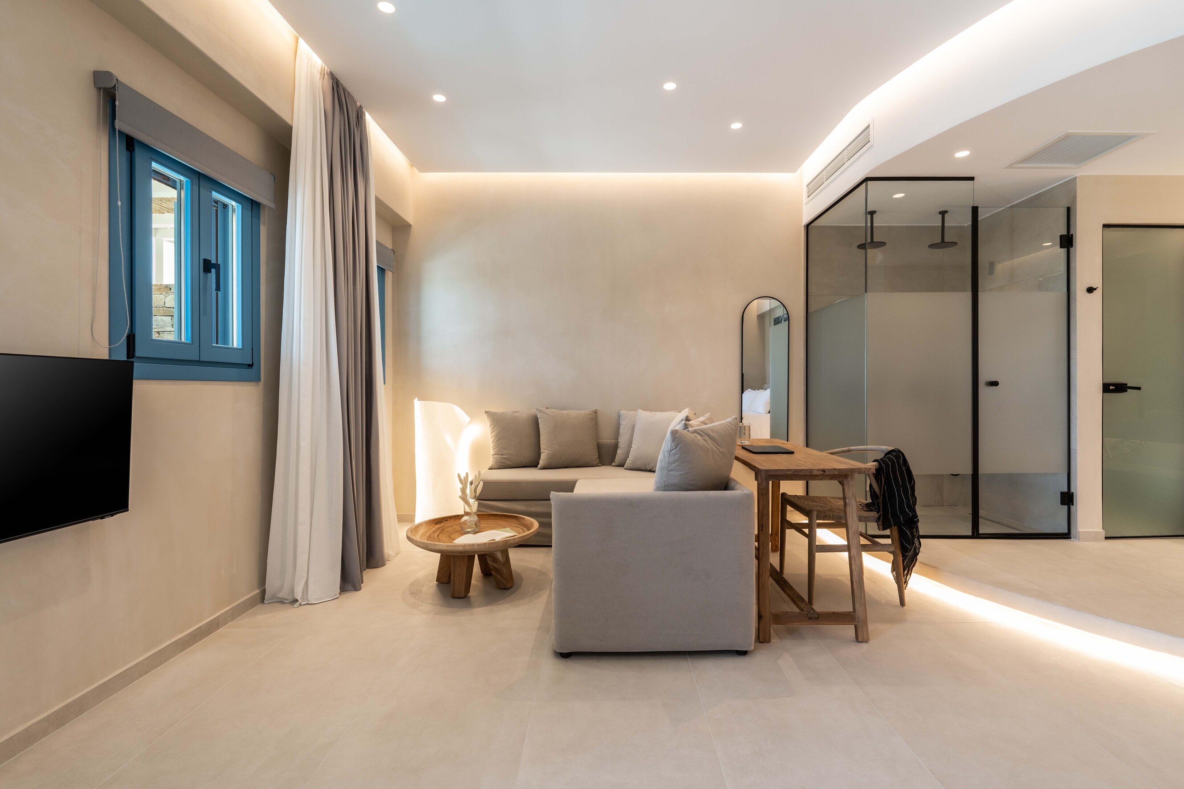 Deluxe Suite with Private Pool & Sea View | Frigobar, cofres nos quartos, individualmente decorados, escrivaninha