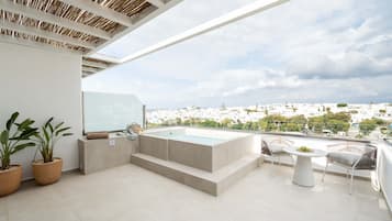 Honeymoon Suite with Plunge Pool & Sea View | Terrace/patio