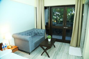 Premium Room | Living area | 40-inch Smart TV with digital channels, TV, Netflix - Turtle Hotel (Mumbai)