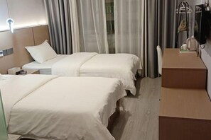 Relax in this stylish room with two single beds, a desk, and a kettle for a convenient stay.
