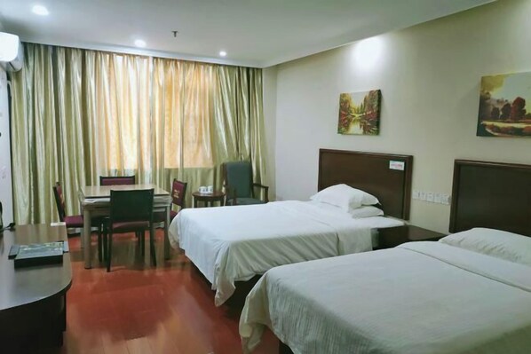 A hotel room with two beds, a desk, and a chair. - Shiniuzhai Pinru Villa (Pingjiang)