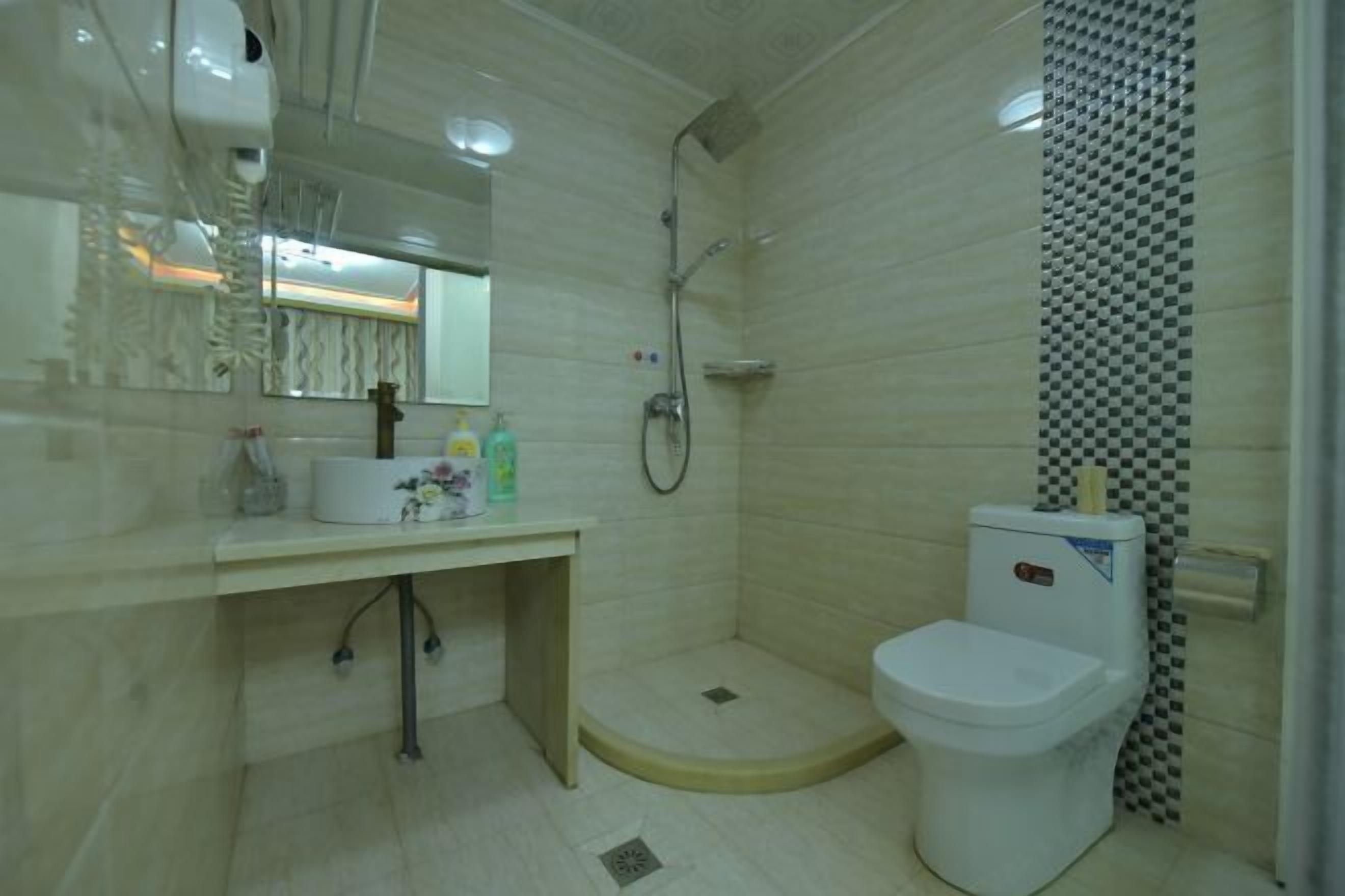 Ein Badezimmer mit Toilette, Waschbecken und Dusche.